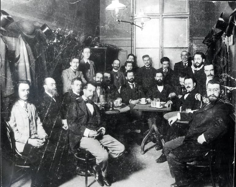 Theodor Herzl (al centro) en el Café Louvre en 1896.
