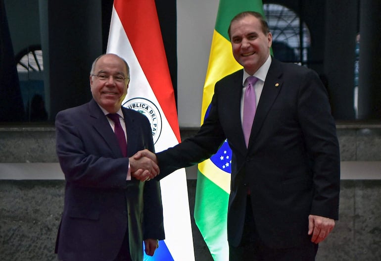 El canciller brasileño, Mauro Vieira (izq.), y su homólogo paraguayo, Julio César Arriola, se estrechan la mano durante una reunión en Asunción el 9 de marzo de 2023. El espionaje se habría realizado antes de este encuentro. 