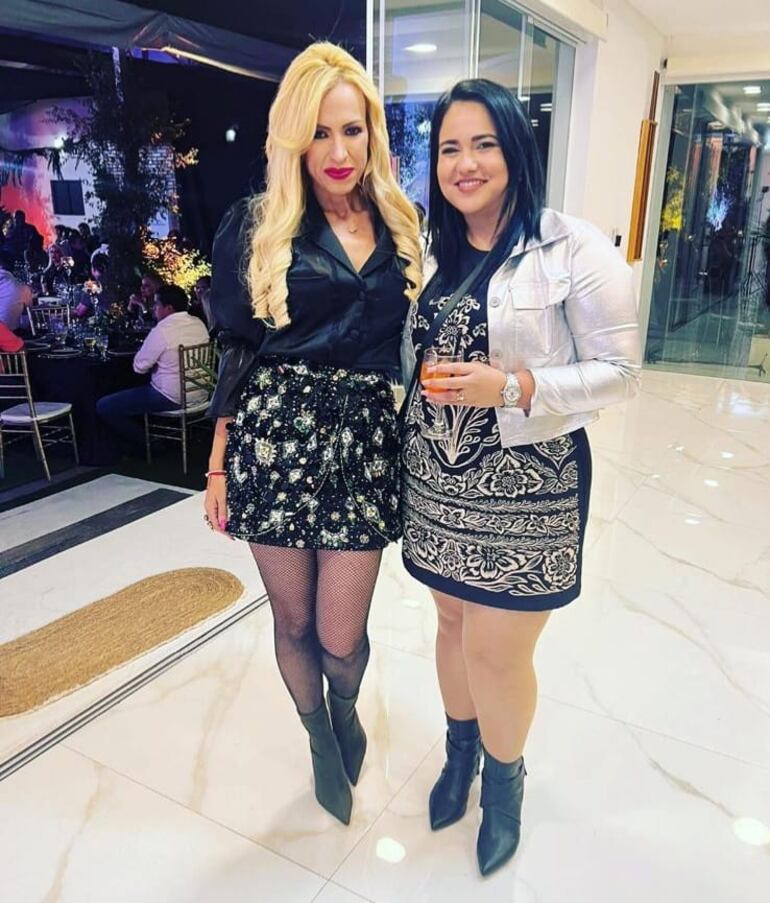 Carolina González y la ahora ex directora de Formación del Educador del MEC, Noelia Portillo Sanabria.