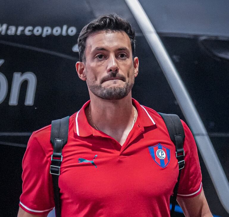 Alexis Martín Arias, con la pesada mochila de jugar en Cerro Porteño frente a Palmeiras.