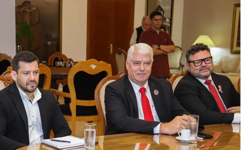Arnoldo Wiens (centro). 