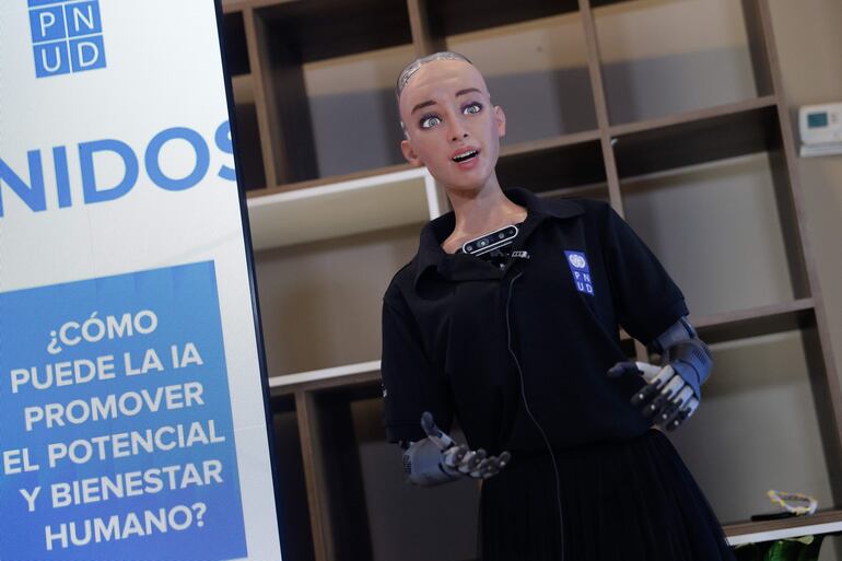 Fotografía de la robot humanoide Sophia durante una entrevista con EFE este jueves, en Asunción (Paraguay). 