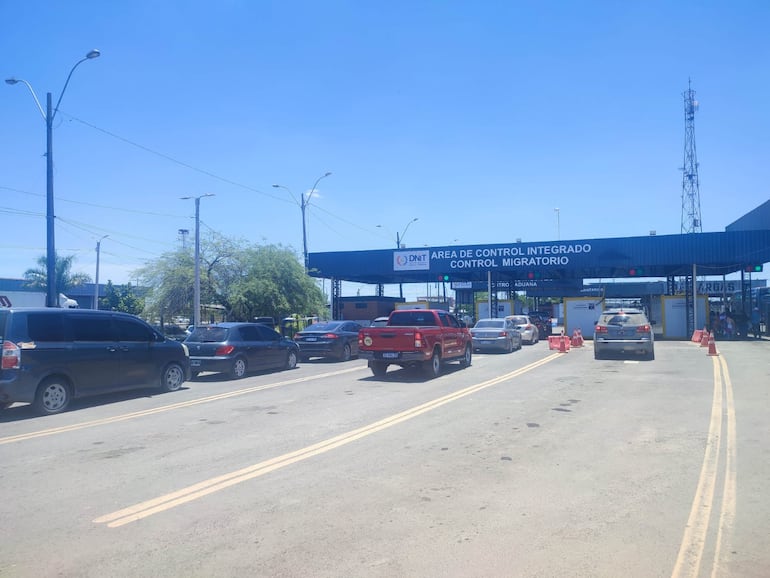 Masivo flujo migratorio en los puestos fronterizos de Paraguay por las fiestas de Navidad y Año Nuevo.