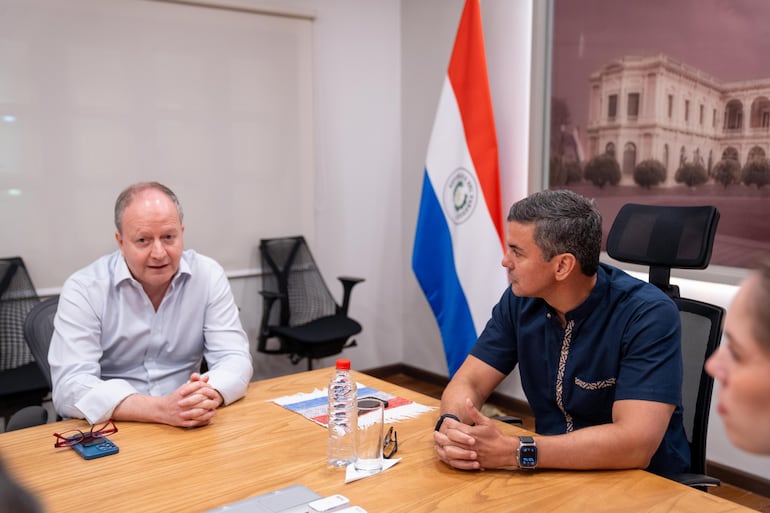 El ministro de Economía, Carlos Fernández Valdovinos; y el presidente de la República, Santiago Peña.