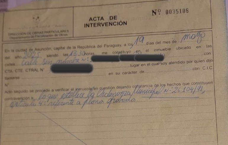 Acta de intervención dejada por la Municipalidad de Asunción frente al domicilio de Matilde Schaerer, autora del escrache al intendente de Asunción, Óscar "Nenecho" Rodríguez (ANR-HC).