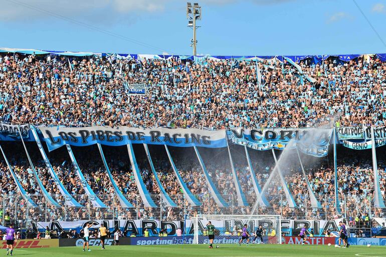 Público de Racing ayer en la final de la Copa Sudamericana en Asunción.