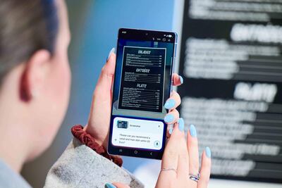 Con capacidades diseñadas para mejorar la comunicación, la creatividad, la personalización y la productividad, Galaxy AI marca una nueva era en la experiencia móvil.