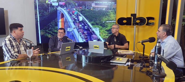 Los liberales diputado Adrián "Billy" Vaesken (camisa a cuadros) junto con el senador Éver Villalba (último de la derecha), en estudios de ABC Cardinal.