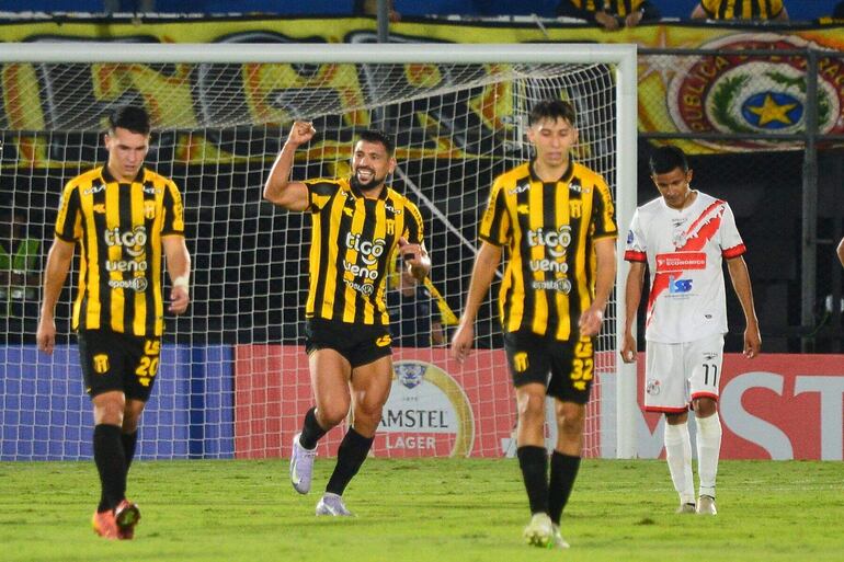 Juan Patiño (seg. de izq. a der.), futbolista de Guaraní, celebra un gol en el partido frente a Nacional Potosí por la segunda fecha del Grupo A de la Copa Sudamericana 2025 en el estadio Defensores del Chaco, en Asunción, Paraguay.,