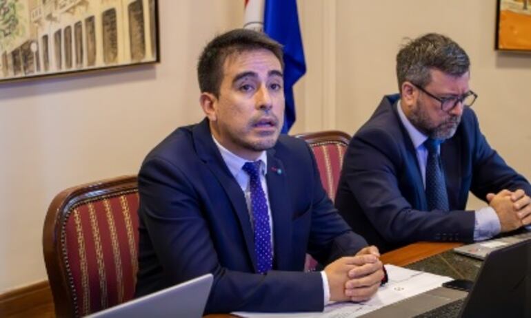 Felipe González y Rolando Sapriza durante la conferencia de prensa realizada este viernes, desde el Viceministerio de Economía y Planificación (foto del MEF).