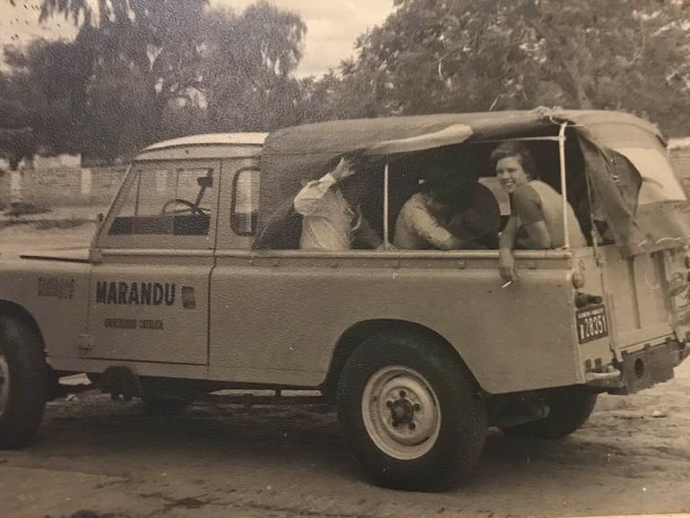 Una joven y risueña Marilín Rehnfeld en los años del Proyecto Marandu, en Mariscal Estigarribia (Chaco).