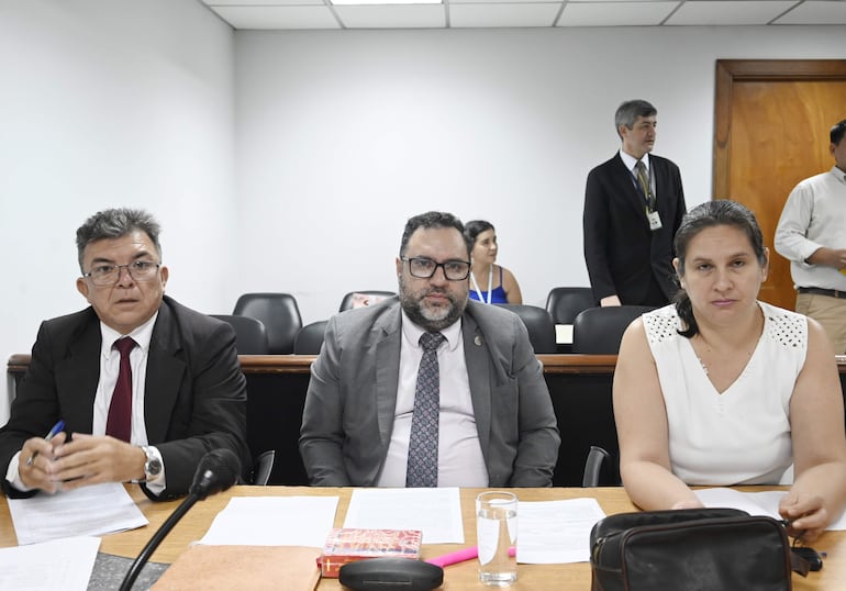 Fiscal Luis Piñánez (centro) y sus asistentes, en el juicio oral al exintendente de Mariscal Estigarribia Eladio Ramón Alcaraz Pereira.