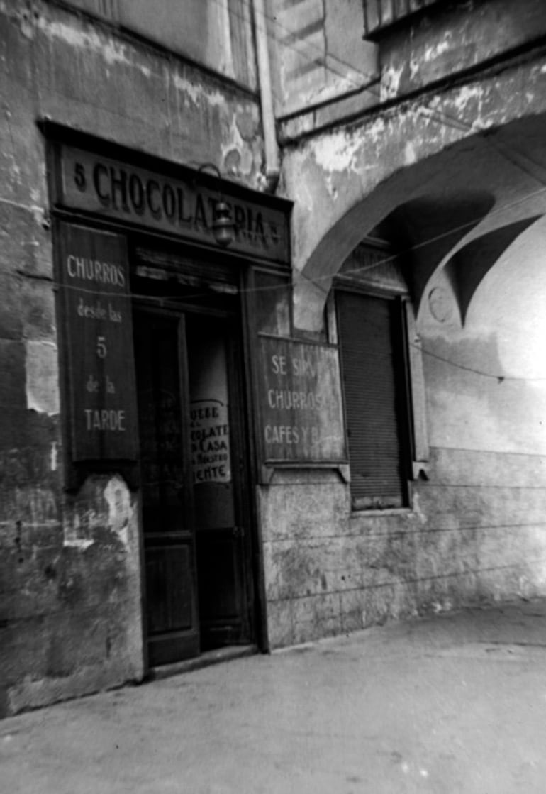 La Chocolatería del pasadizo de San Ginés (modelo de la Buñolería Modernista de Valle-Inclán). Fotografía de Martín Santos Yubero. Archivo Regional de la Comunidad de Madrid.