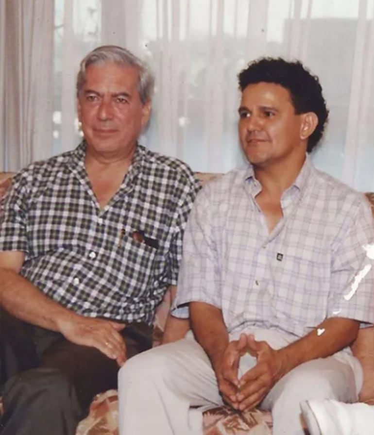 Imagen compartida por la editorial El Lector donde se observa al escritor Mario Vargas Llosa junto al editor paraguayo Pablo Burián.