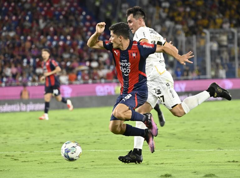 Alexis Fariña, jugador de Cerro Porteño, pelea por el balón en un partido frente a Guaraní por la séptima fecha del torneo Apertura 2025 del fútbol paraguayo en La Nueva Olla, en Asunción, Paraguay.