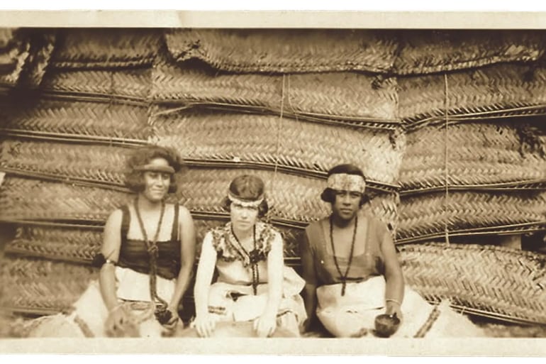Margaret Mead (al centro) en Samoa, circa 1926.