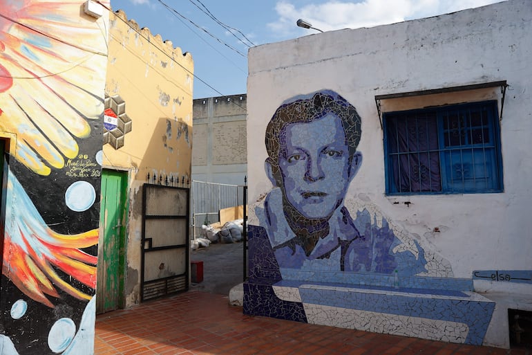 Mural con el rostro de José Asunción Flores, creador de la guarania, en el barrio Chacarita de Asunción (EFE).