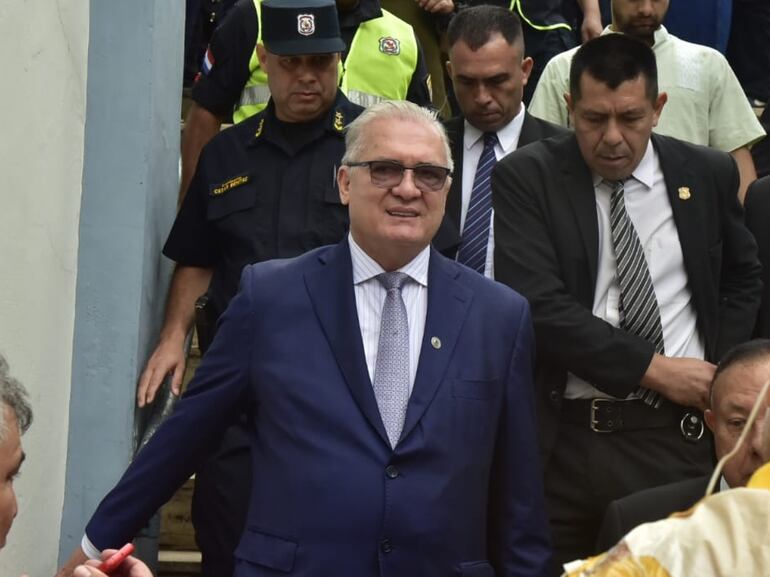 Fiscal general del Estado, Emiliano Rolón, al salir de la misa central de la Basílica de Caacupé.
