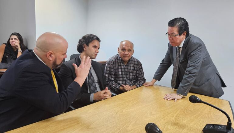 El exintendente de Mariscal Estigarribia, Eladio Alcaráz (camisa a cuadros), con sus abogados Álvaro Arias y José Enrique García.