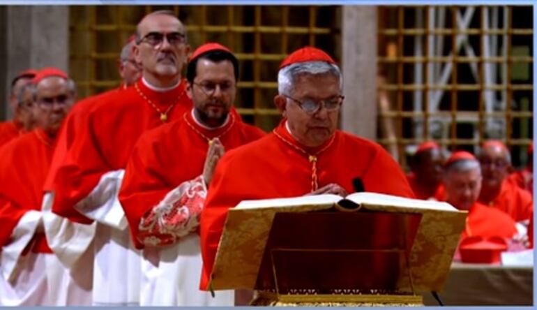 Cardenal paraguayo Adalberto Martínez Flores durante su juramento en el interior de la Capilla Sixtina.