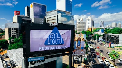 Rodríguez Hermanos se posiciona en la intersección de las avenidas Aviadores del Chaco y San Martín con una innovadora pantalla led.