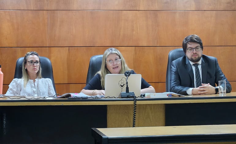 El Tribunal de Sentencia, presidido por la jueza Elsa García (medio) e integrado por los jueces Adriana Planás (izquierda) y Matías Garcete (derecha).