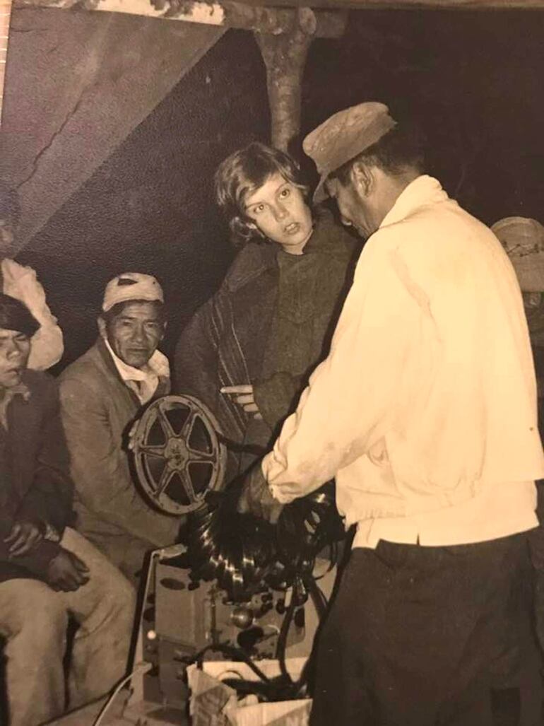 Proyecto Marandu: Marilín Rehnfeld con don Pedro Avalos, nivaclé encargado de comunicación, mostrando "Tekojoja”, una filmación con títeres, en una comunidad indígena de Caaguazu.