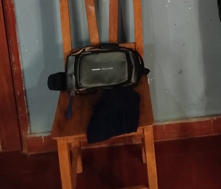 En poder de alias "Soldado" incautaron la bandolera presuntamente hurtada, un cuchillo y una gorra.