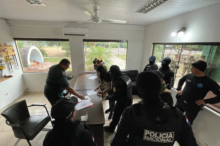 Fotografía de Interpol Paraguay: Gianina García Troche revisando un documento.