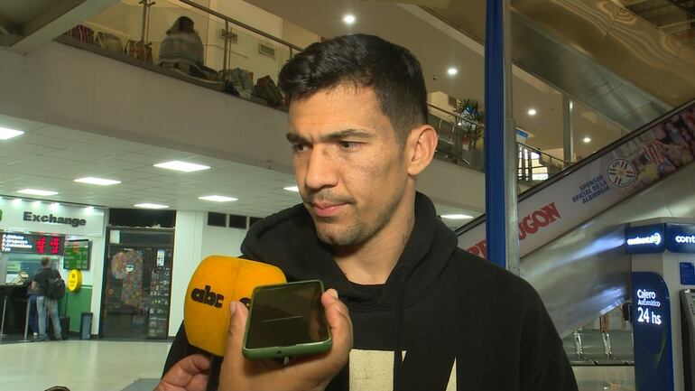 Fabián Balbuena, futbolista del Dinamo de Moscú, en el Aeropuerto Internacional Silvio Pettirossi, en Luque, Paraguay.