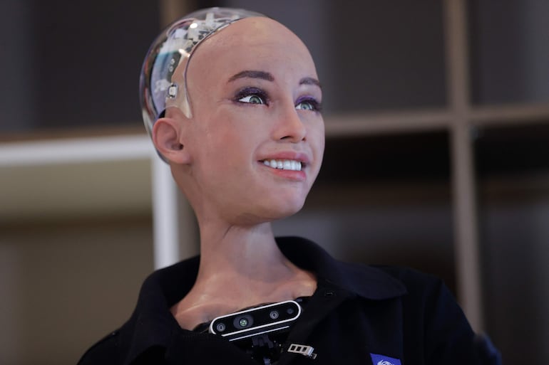Fotografía de la robot humanoide Sophia durante una entrevista con EFE este jueves, en Asunción (Paraguay).